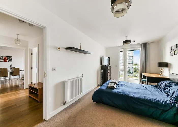 Stunning 2 Bed 2 Bath Apartment In Canary Wharf